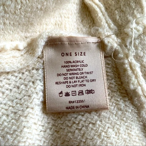 Do Everything in Love, cream shawl, faux fur trim, one size - Picture 4 of 4